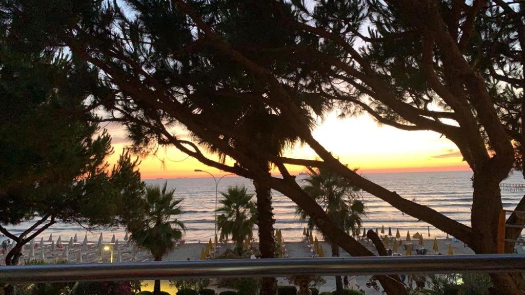 Mali I Robit Beachfront Apartment Golem  Eksteriør bilde