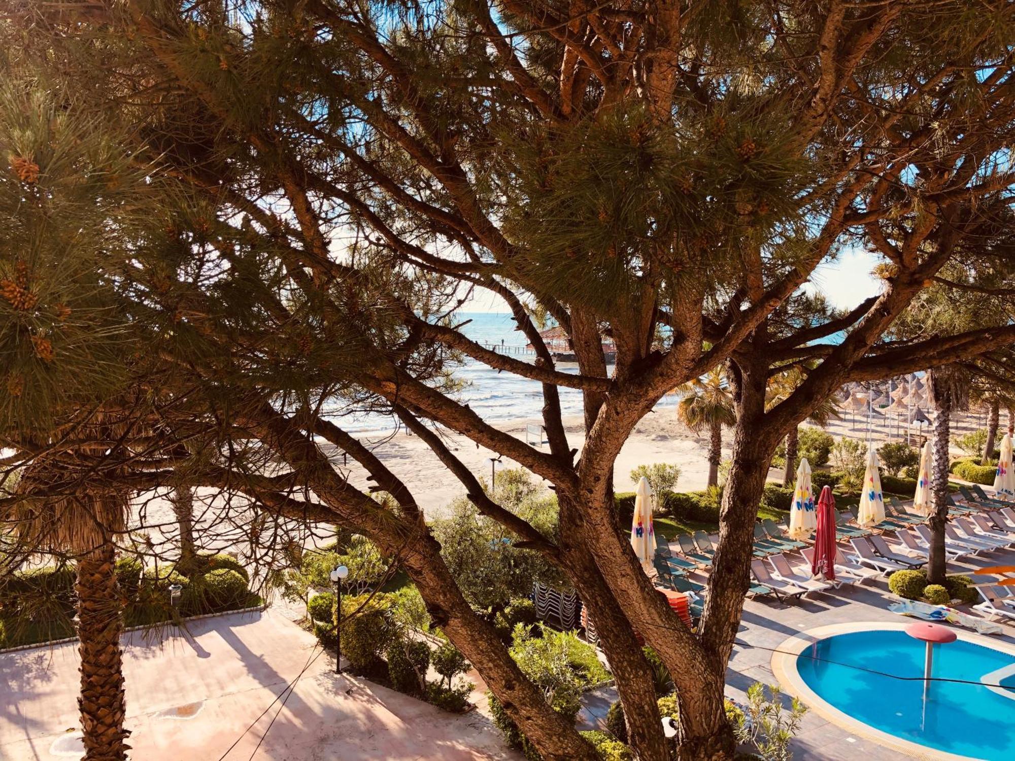 Mali I Robit Beachfront Apartment Golem  Eksteriør bilde