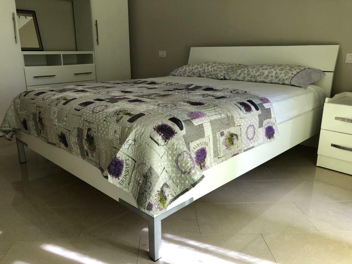 Mali I Robit Beachfront Apartment Golem  Eksteriør bilde